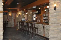 Twin Pine Inn & Suites - bar