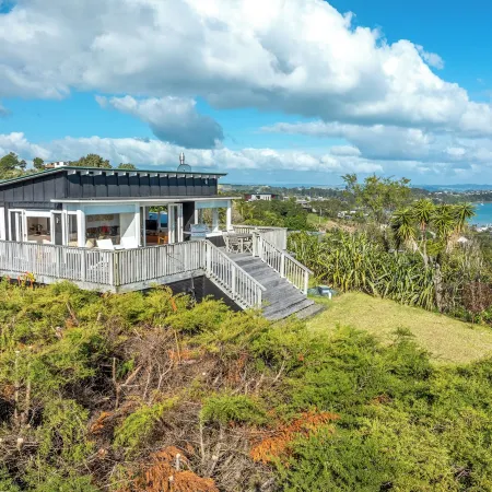 Pacific Views - Waiheke Island Отели рядом с достопримечательностью «Whittaker's Musical Museum»