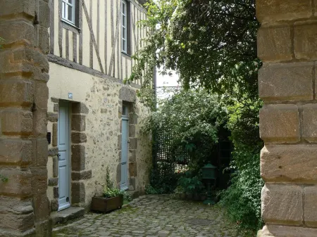 Petite Maison Romantique au Calme, Cœur Historique, Vue Ville et Jardin Отели рядом с достопримечательностью «Home of Adam and Eve»
