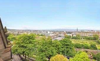 JOIVY Eclectic & Design Led 3Br Apt Near Edinburgh Castle