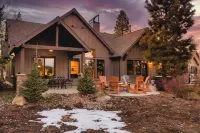 Klamath by AvantStay Premier Lakeside Cabin w Spa Fire Pit Lake Views