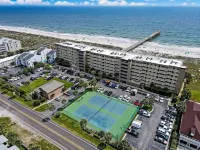 Upper Unit Overlooking the Beautiful Outdoor Space and Pier - Condos