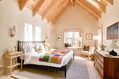 Black Forest Cabins Hotel dekat Peer Gallery