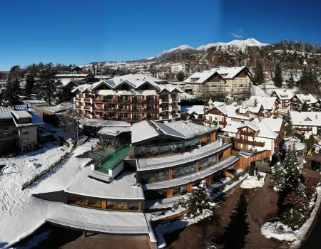 La Roccia Wellness Hotel Отели в г. Тезеро