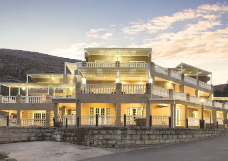Mont d'Or Hotel Clarens Отели в г. Тхабо-Мофуцаньяна