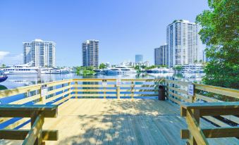 Lux Condo at Yacht Club 10 Min from Beach