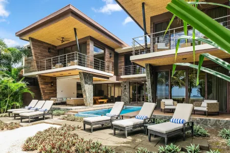 Beachfront Villa - Sunsets and Daily Maid Service