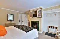 The Birch Ridge: European Room #8 - King Suite in Killington, Vermont. Hot Tub. 1 Bedroom Home - balcony
