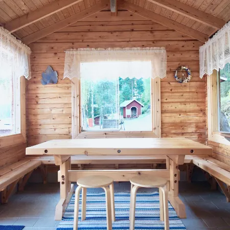 Cozy 4BR Lakeside Cottage with Sauna