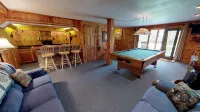 Rough Cut Lodge Hotel di Gaines Township