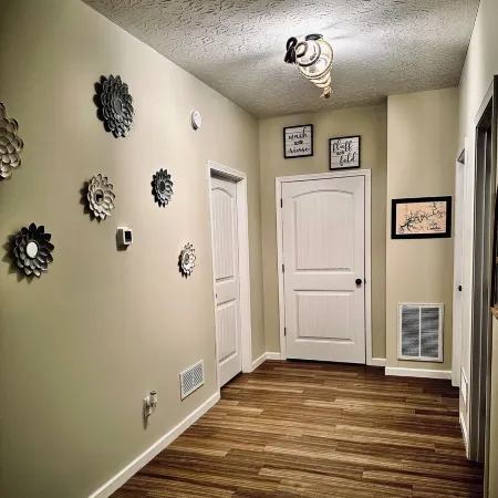 Harbor Hideway is a cozy, romantic gem minutes away from Jamestown Marina!