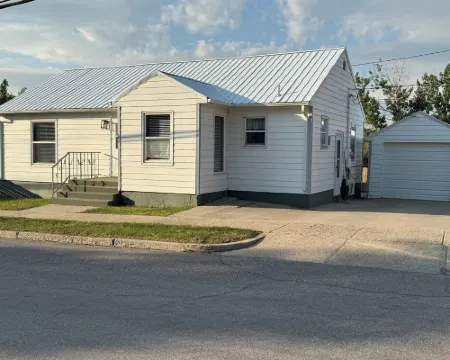 Sixty minutes to Glacier Park! Family friendly house. Hotels in Cut Bank
