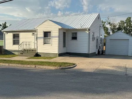 Sixty minutes to Glacier Park! Family friendly house.