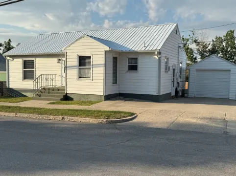 Sixty minutes to Glacier Park! Family friendly house.