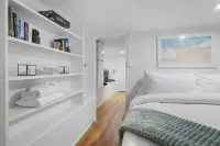 Newly Renovated Studio w Parking-Netflix Hotels near Henderson