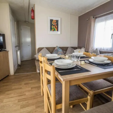 Caravan - Sleeps 10 - Pet Friendly - Parking