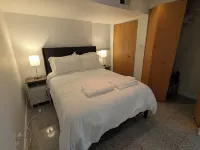 Comfy 2-bedroom apartment with AC, WiFi in Oak Park 奧克帕克酒店