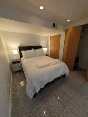 Comfy 2-bedroom apartment with AC, WiFi in Oak Park