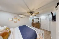 Comfortable, newly remodeled modern 2 bedroom cabin located on Lake Hamilton.