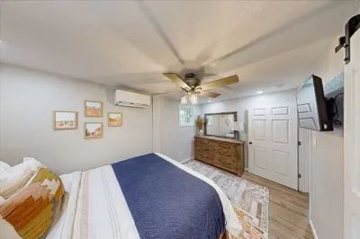 Comfortable, newly remodeled modern 2 bedroom cabin located on Lake Hamilton.