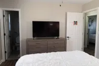 Charming 3-bedroom house in Pleasant Oak Grove with AC, WiFi Hotels in Oak Grove