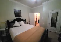 Bluegrass Bungalow 2 bedrooms with large porch