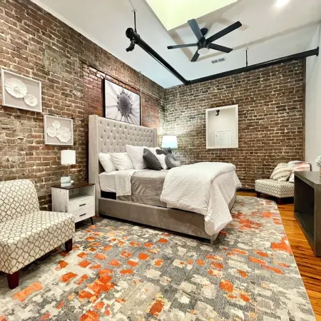 Charming 2-bedroom 2-bath condo with AC and WiFi in pleasant Downtown Hammond!