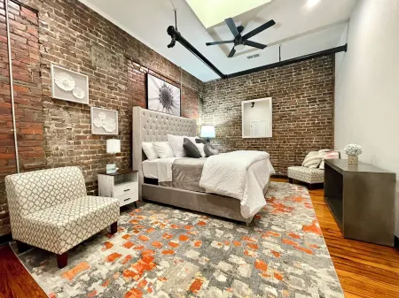 Charming 2-bedroom 2-bath condo with AC and WiFi in pleasant Downtown Hammond!