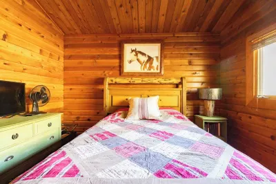 NEW! CozyCreekCabin-Treehouse-Large Deck-Mountain Home Upper Goldwater Lake parking附近的飯店