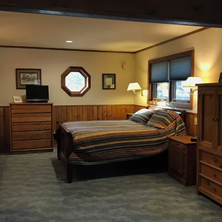 Views! in the Pines. Custombuilt, 2-Bdrm Home, Privacy. 3 Miles to Town.