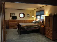 Custombuilt, Stylish Hillside 2-Bdrm Home.Views,Pines, Privacy, 3 Miles to Town.