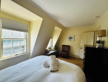 The Sanctuary: 3 Bedrooms, Easy Walking, +Parking!