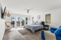 Luxurious Dockside Jensen Home with Guest House Hotels in Rio