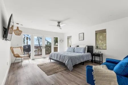 Luxurious Dockside Jensen Home with Guest House