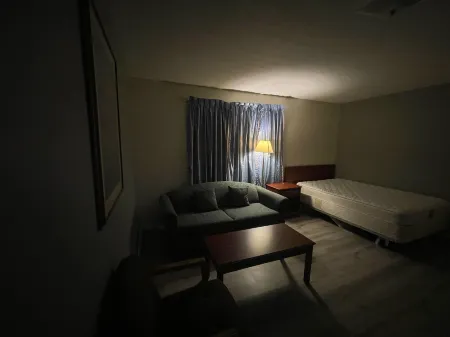 Uptown Motel Отели в г. Эстеван