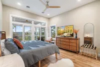 Luxury 7-bdr Mountain Top Home w/HotTub & GameRoom & Fireplace- Few Steps to SKI