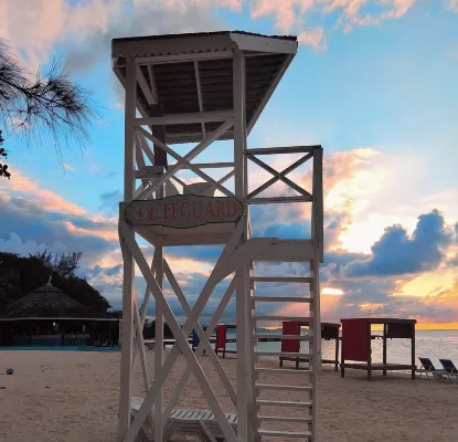 Pink Hibiscus Villa - Beach