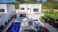 Ultramodern Townhome with an Inviting Coastal Design and Lush Outdoor Oasis with a Private Pool - de playa