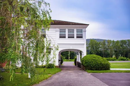 Blackberry River Inn Отели рядом с достопримечательностью «The Hotchkiss School»