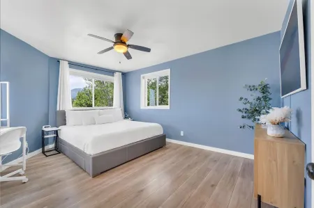 NEW Mountain View Retreat With Hot Tub and Mini Golf Отели рядом с достопримечательностью «Вирджиния-Сити»