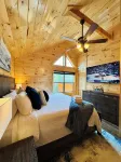 3 miles to Dollywood! Family size Cabin with Indoor Pool/Games, PS 5 & Hot tub