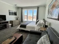 COZY Updated Studio-KING bed, kitchenette-Pool/Spa/Sauna