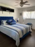 Private Pickelball Ct, BBQ, Fire Pit, Large Pool, Near Frontwave Arena and Ocean