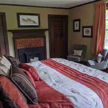 Adirondack Artist Retreat -spacious 5 bedroom w/ 9 person hot tub and more! Rooms