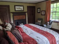 Adirondack Artist Retreat -spacious 5 bedroom w/ 9 person hot tub and more!