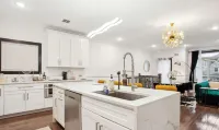Contemporary Luxury 3 Bdr Apt for 6 +Free Parking