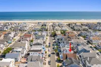 Stunning renovation, BEACH BLOCK, walk to everything!