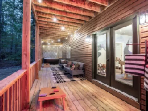 7BR Designer Home w/ Hot Tub, Game Room Hotels in Massanutten