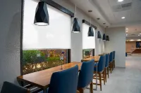 Holiday Inn Express & Suites WEST CHESTER by IHG - Parking