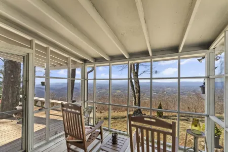 Secluded Cozy Cabin with Hot Tub